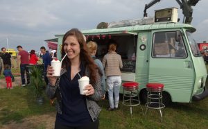 Milkshakes drinken op het Foodtruck Festival Smaak aan Zee
