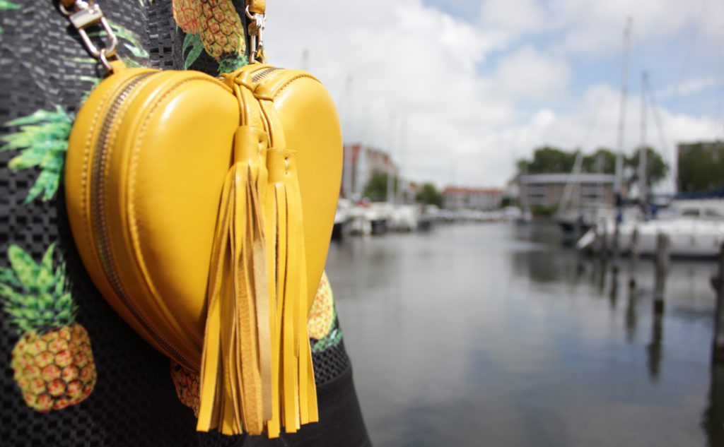 Fashion Lifestyle Outfit Blog Post - Ananas Jurk Smashed Lemon Tas Essentiel Antwerp