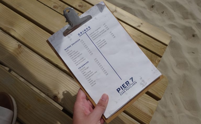 De drankkaart van zandpaviljoen Pier 7 op het badstrand in Vlissingen