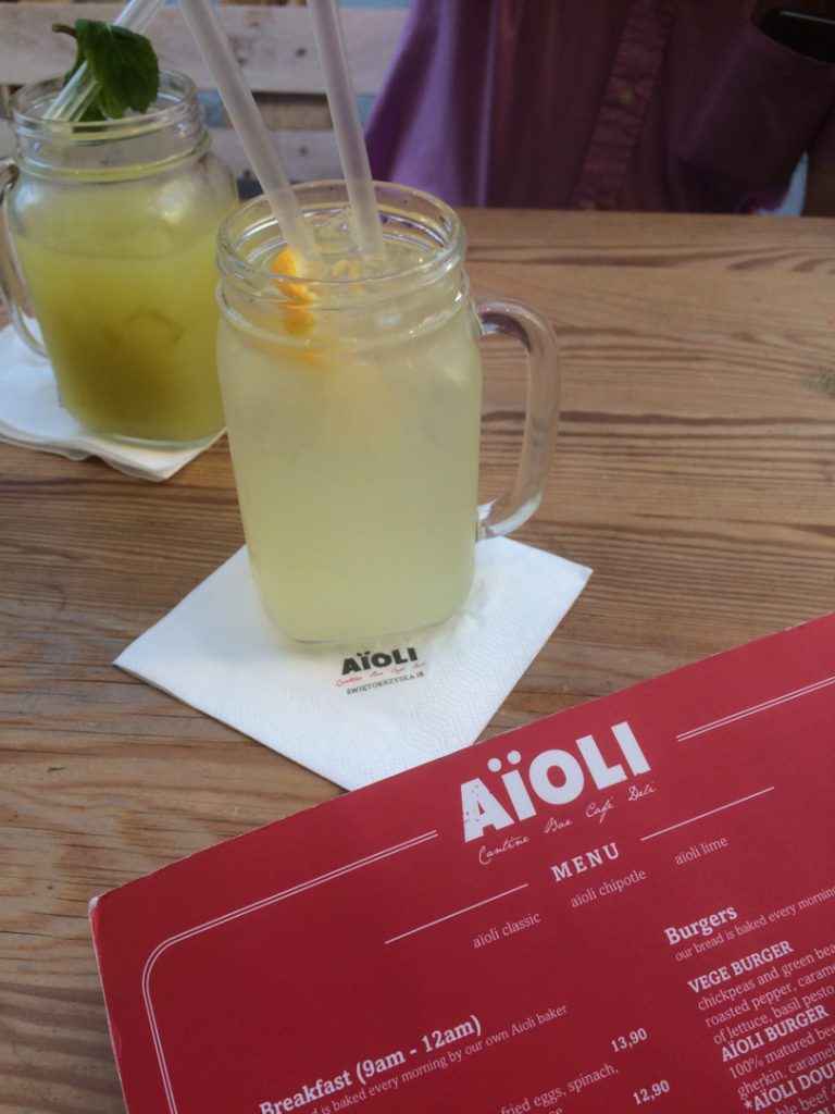 Huisgemaakte limonade bij Aïoli in Warschau